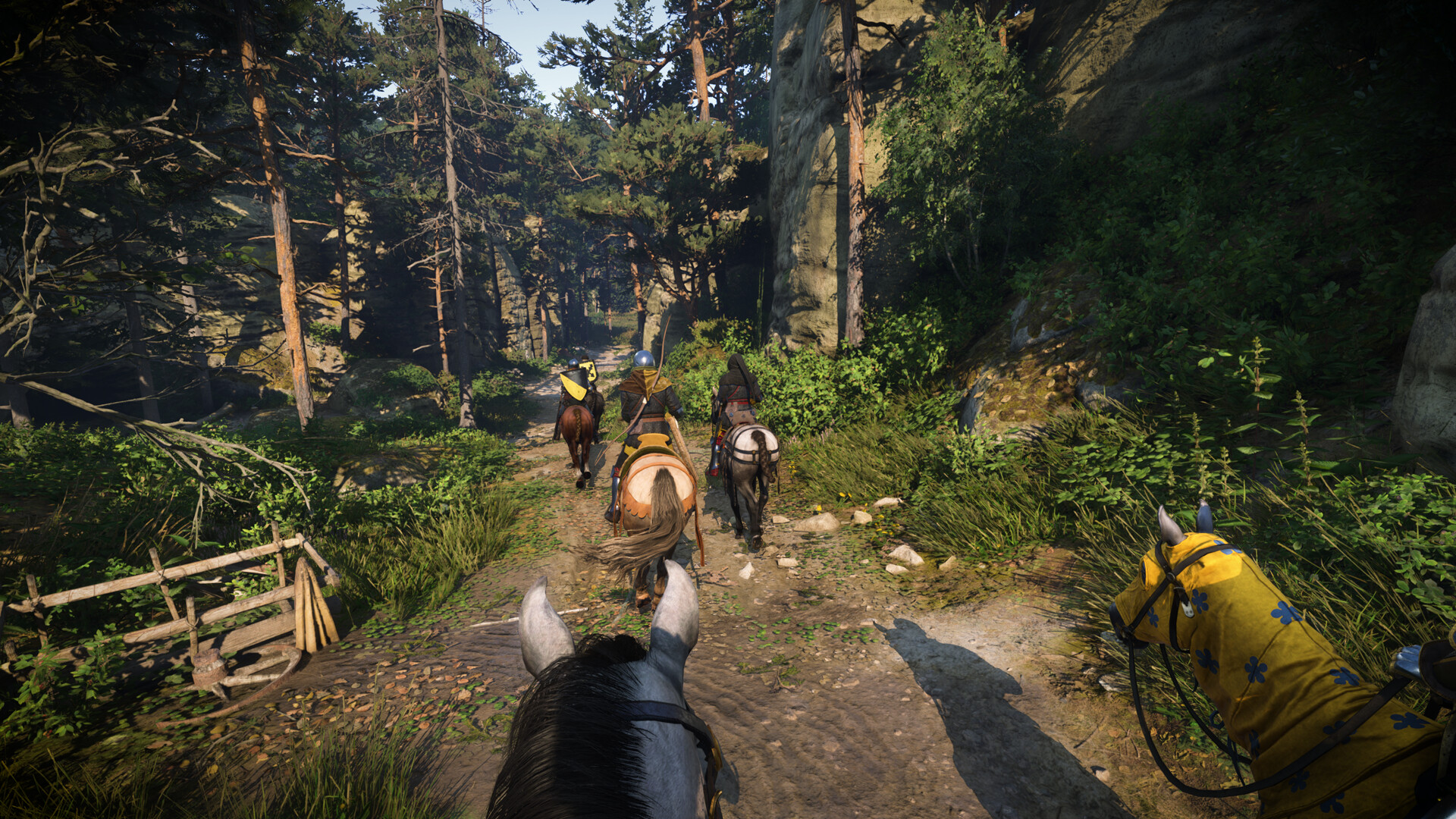 Cavalieri lungo un sentiero nel bosco di Kingdom Come: Deliverance II